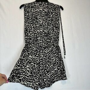 imaginary voyage Black & White V-neck Romper - Size Medium
